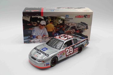** With Picture of Driver Autographing Diecast **  Kevin Harvick Autographed 2002 GM Goodwrench Service 1:24 Nascar Diecast ** With Picture of Driver Autographing Diecast **  Kevin Harvick Autographed 2002 GM Goodwrench Service 1:24 Nascar Diecast  