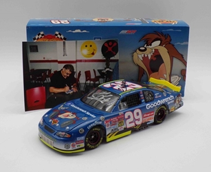 ** With Picture of Driver Autographing Diecast ** Kevin Harvick Dual Autographed w/Chocolate Myers 2002 GM Goodwrench / Looney Tunes 1:24 Nascar Diecast ** With Picture of Driver Autographing Diecast ** Kevin Harvick Dual Autographed w/Chocolate Myers 2002 GM Goodwrench / Looney Tunes 1:24 Nascar Diecast